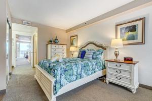 um quarto com uma cama e uma cómoda em Daytona Beach Resort #215 em Daytona Beach