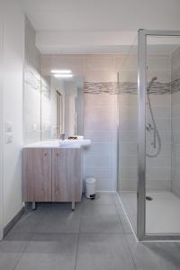 y baño con bañera, ducha y lavamanos. en La Maison Des Lys YourHostHelper en Gujan-Mestras