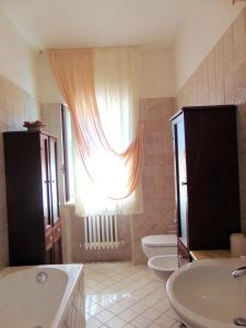 La salle de bains est pourvue de 2 lavabos et de 2 toilettes. dans l'établissement N19 - Numana, prestigioso quadrilocale vista mare, à Numana