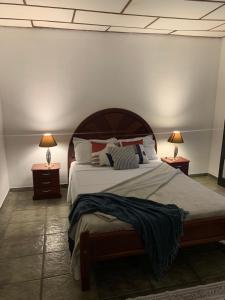 1 dormitorio con 1 cama grande y 2 mesitas de noche en Café com Morada - Cama e Café, en Jundiaí