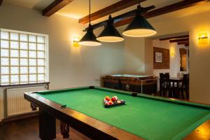 Biliardový stôl v ubytovaní Hotel Beskid