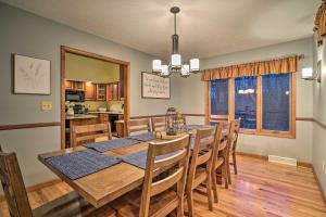 - une salle à manger avec une table et des chaises dans l'établissement Spacious Oneida Retreat with Game Room!, à Oneida