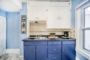 una cocina con armarios azules y fregadero en Lake Superior Getaway Near Marina and Beaches!, en Ashland