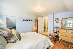 1 dormitorio con cama, tocador y espejo en Lake Superior Getaway Near Marina and Beaches!, en Ashland