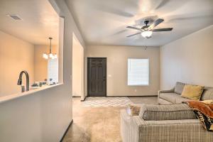 Posezení v ubytování Spacious El Paso Apt, 6 Mi to Downtown!