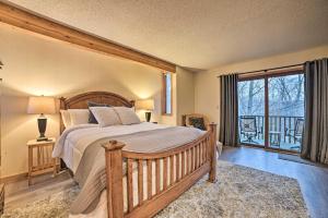Postel nebo postele na pokoji v ubytování Bellaire Condo In Shanty Creek Resort!