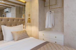 Postel nebo postele na pokoji v ubytování Le Premier Luxury Rooms