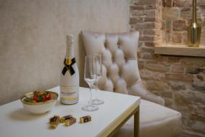 Nápoje v ubytovaní Le Premier Luxury Rooms