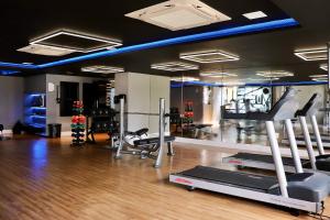 un gimnasio con cintas de correr y equipos de ejercicio en una habitación en Mardisa Design em Cabo Branco por Carpediem, en João Pessoa