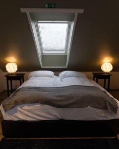 Postel nebo postele na pokoji v ubytování Scenic Penthouse - Ocean view & skylight windows