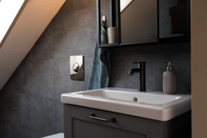 Fotografie z fotogalerie ubytování Scenic Penthouse - Ocean view & skylight windows v destinaci Siglufjörður