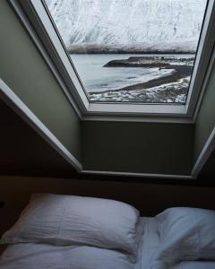 Postel nebo postele na pokoji v ubytování Scenic Penthouse - Ocean view & skylight windows