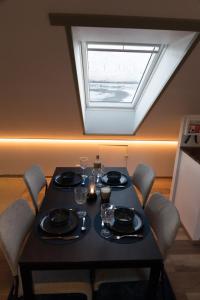 Fotografie z fotogalerie ubytování Scenic Penthouse - Ocean view & skylight windows v destinaci Siglufjörður