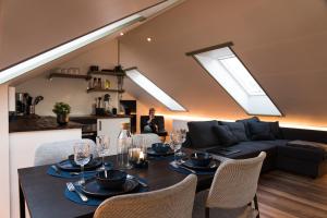 Posezení v ubytování Scenic Penthouse - Ocean view & skylight windows