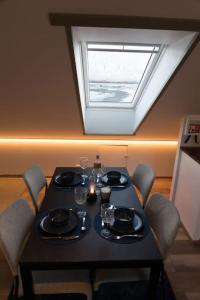 Posezení v ubytování Scenic Penthouse - Ocean view & skylight windows