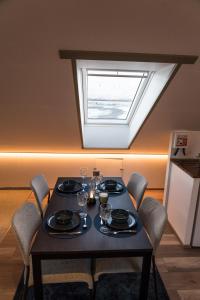 Fotografie z fotogalerie ubytování Scenic Penthouse - Ocean view & skylight windows v destinaci Siglufjörður