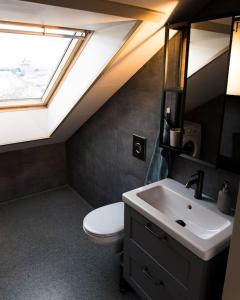 Koupelna v ubytování Scenic Penthouse - Ocean view & skylight windows