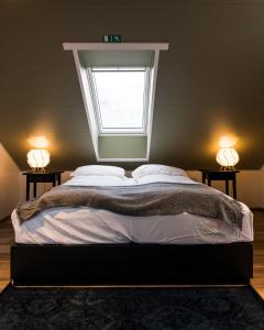 Postel nebo postele na pokoji v ubytování Scenic Penthouse - Ocean view & skylight windows