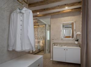 Koupelna v ubytování Le Premier Luxury Rooms