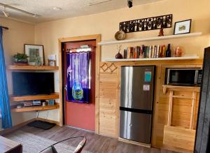 熔岩溫泉的住宿－Lava Hideout Cabins，带冰箱和电视的厨房