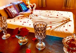 a table with glasses on it next to a bed at Pousada Luar da Praia in Imbassai