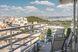 balkon z krzesłami i widokiem na miasto w obiekcie Athena Apt w Atenach