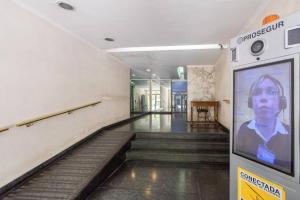 un pasillo vacío con escaleras en un edificio en Lindísimo Departamento en Recoleta en Buenos Aires