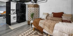 1 dormitorio con 1 cama en una habitación con lavadora en Boho cozy home, quiet, free parking (private room unless specified) en Kalamazoo