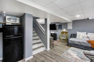 uma sala de estar com uma escada e uma cama num quarto em Boho cozy home, quiet, free parking (private room unless specified) em Kalamazoo