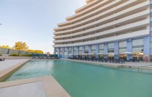 una piscina frente a un edificio en B42 - Ocean Apartment, en Portimão