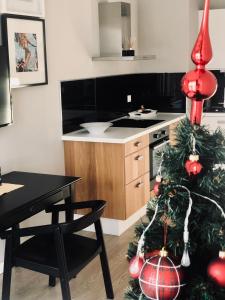 a kitchen with a christmas tree in the kitchen at Golf Apartament 10 in Wejherowo