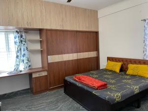 Ένα ή περισσότερα κρεβάτια σε δωμάτιο στο SAGAR NIWAS-1BHK and 2BHK short stay flats - NH HCL EC Bommasandra +61 φωτογραφίες