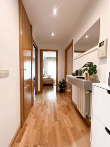 a kitchen with wooden floors and a hallway at El Olivar de Las Rozas in Las Rozas de Madrid