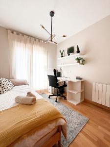 1 dormitorio con cama y escritorio en El Olivar de Las Rozas, en Las Rozas de Madrid