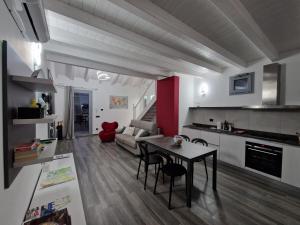 eine Küche und ein Wohnzimmer mit einem Tisch und einem Sofa in der Unterkunft Bellagio Il Crotto in Bellagio