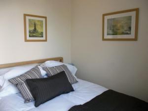 Tempat tidur dalam kamar di Roker Seafront Apartments