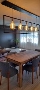 une salle à manger avec une table et des chaises en bois dans l'établissement Departamento céntrico en San Martín, amplio, con aire acondicionado y cochera privada, à San Martín