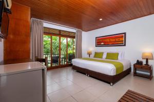 a bedroom with a bed and a large window at Hotel Campestre La Potra in Villavicencio