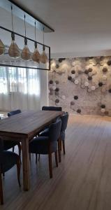 comedor con mesa de madera y sillas en Departamento céntrico en San Martín, amplio, con aire acondicionado y cochera privada en San Martín