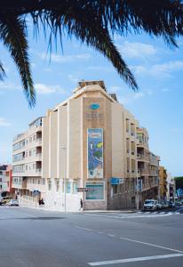 un edificio con un letrero al lado de una calle en Hotel Ventus en El Médano