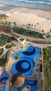 een luchtzicht op een resort met een strand bij Lindo Apto Pé na areia Frente para Mar in Praia Grande