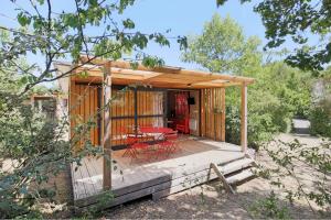 een hut met een tafel en stoelen op een terras bij CityKamp Angers in Angers