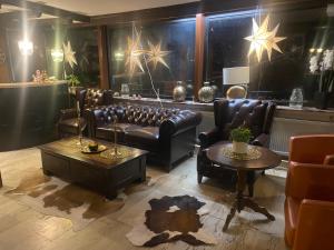 Hotel Gonzlay في ترابن ترارباخ: غرفة معيشة مع أريكة وطاولة