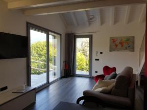 ein Wohnzimmer mit einem Sofa und einer Glasschiebetür in der Unterkunft Bellagio Il Crotto in Bellagio