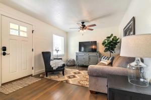ein Wohnzimmer mit einem Sofa und einem Deckenventilator in der Unterkunft Cozy Farmhouse-Style Cottage by Mighty 5 Ntl Parks in Circleville
