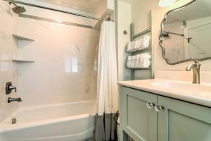 Un baño con bañera, lavabo y ducha. en Cozy Farmhouse-Style Cottage by Mighty 5 Ntl Parks, en Circleville 16 fotos más