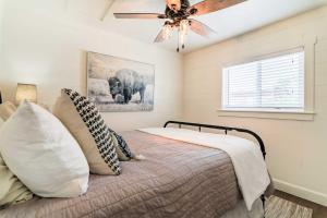 Un dormitorio con una cama y un ventilador de techo. en Cozy Farmhouse-Style Cottage by Mighty 5 Ntl Parks, en Circleville
