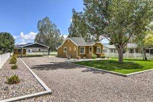 una casa con una entrada de grava en Cozy Farmhouse-Style Cottage by Mighty 5 Ntl Parks, en Circleville