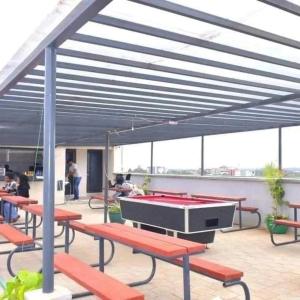 un grupo de mesas con mesa de ping pong en un edificio en Jojo Residency, en Nairobi