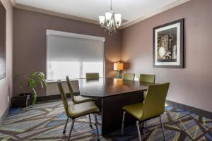 ein Esszimmer mit einem Tisch und Stühlen in der Unterkunft Holiday Inn Express Hotel and Suites Natchitoches, an IHG Hotel in Shamard Heights